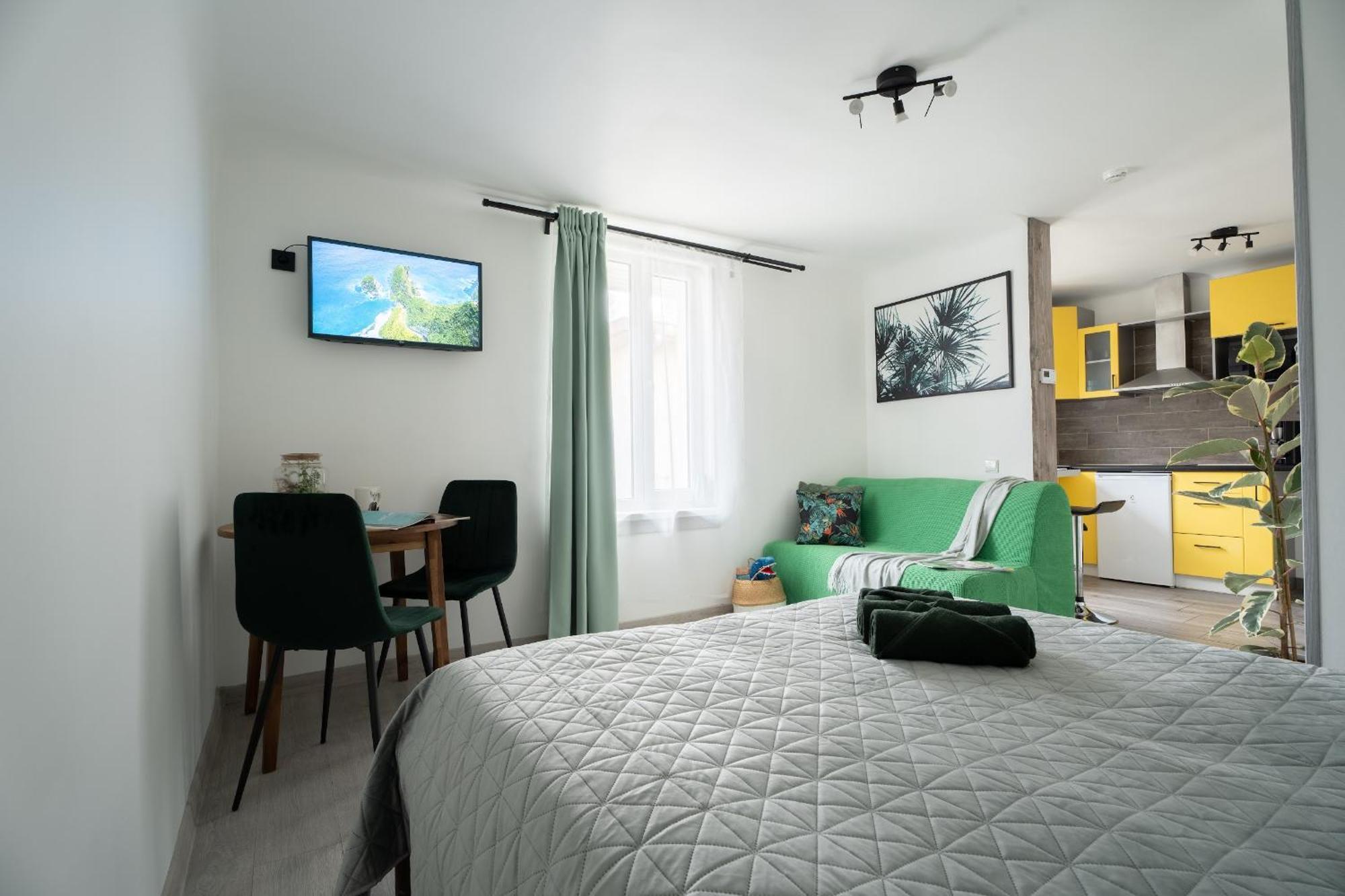 Green Garden & Private Parking Apartments With Playground Riga Bagian luar foto